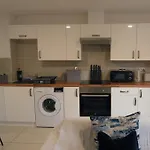 شقة Stylish 3bed - Prime Location - Sleeps 6 *