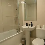 Stylish 3bed - Prime Location - Sleeps 6 شقة