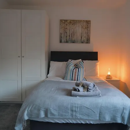 Stylish 3bed - Prime Location - Sleeps 6 Apartment *