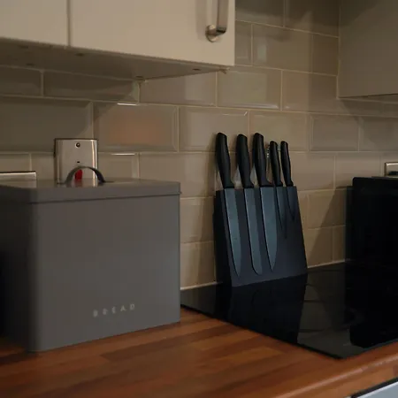 Stylish 3bed - Prime Location - Sleeps 6 *