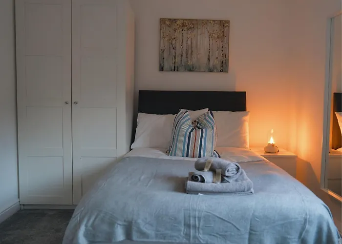 Stylish 3bed - Prime Location - Sleeps 6 Apartment *