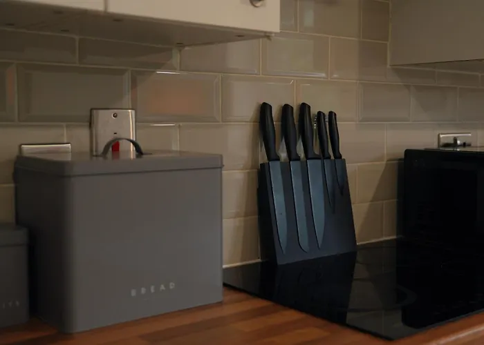 Stylish 3bed - Prime Location - Sleeps 6 *